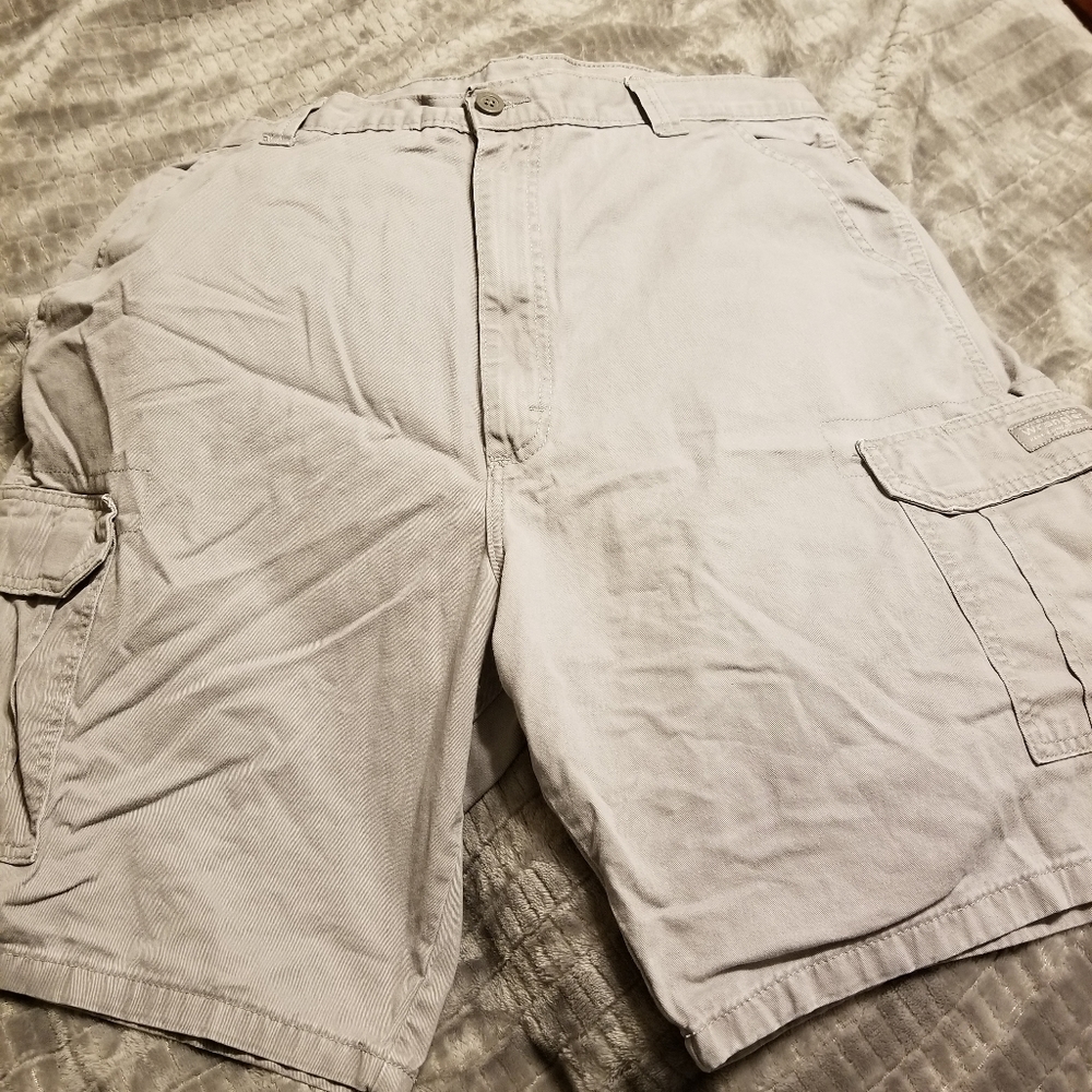 Men's 38 Wrangler Gray Cargo Shorts